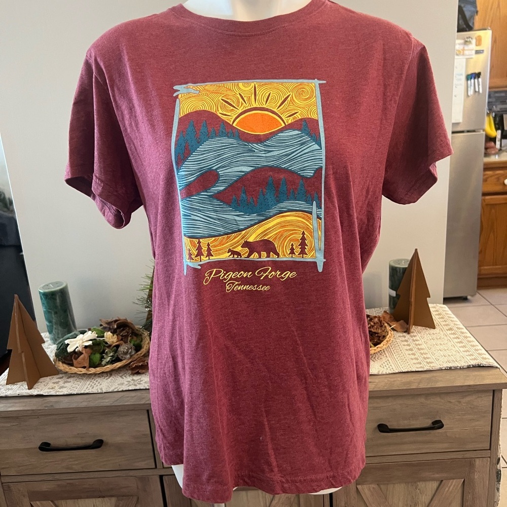 L.A.T. Pigeon forge Tennessee burgundy tshirt